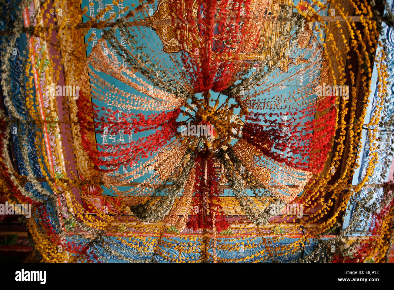 Des guirlandes de fleurs ornant le plafond du temple. Banque D'Images