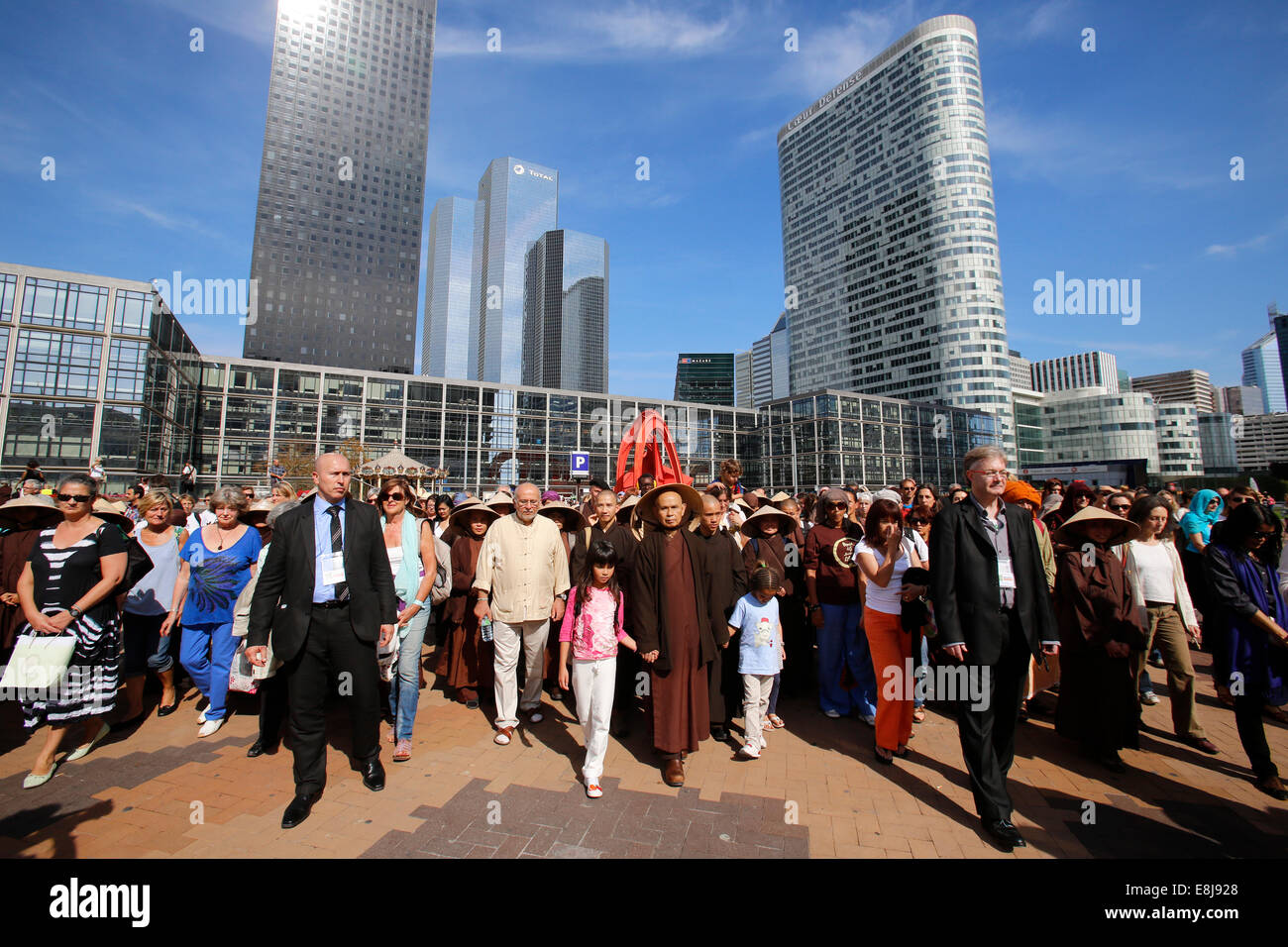 Maître bouddhiste Thich Nhat Hanh la méditation en marchant à la tête d'un quartier d'affaires de la DŽfense Banque D'Images