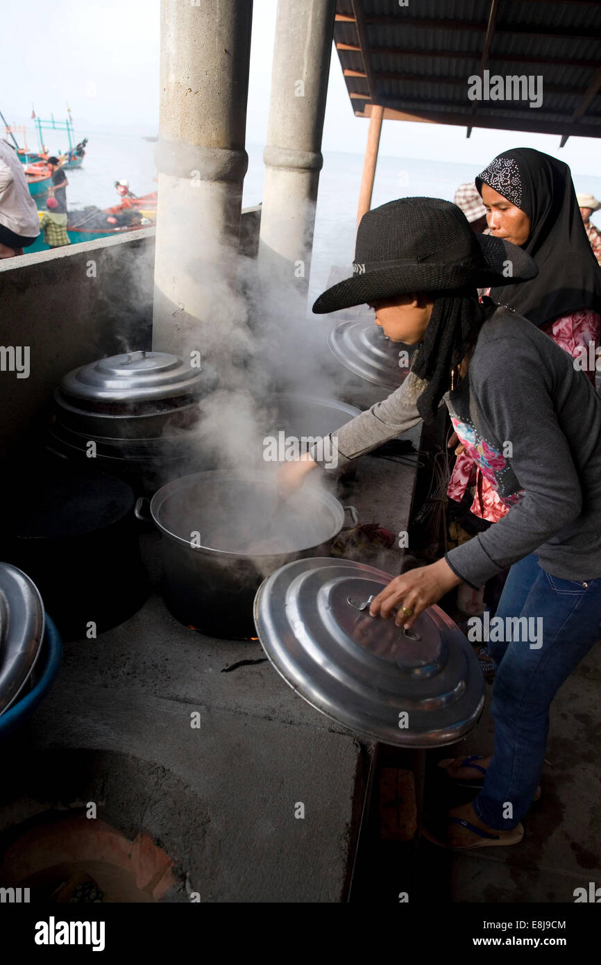 La cuisine femme - crabes crabe de Kep Banque D'Images