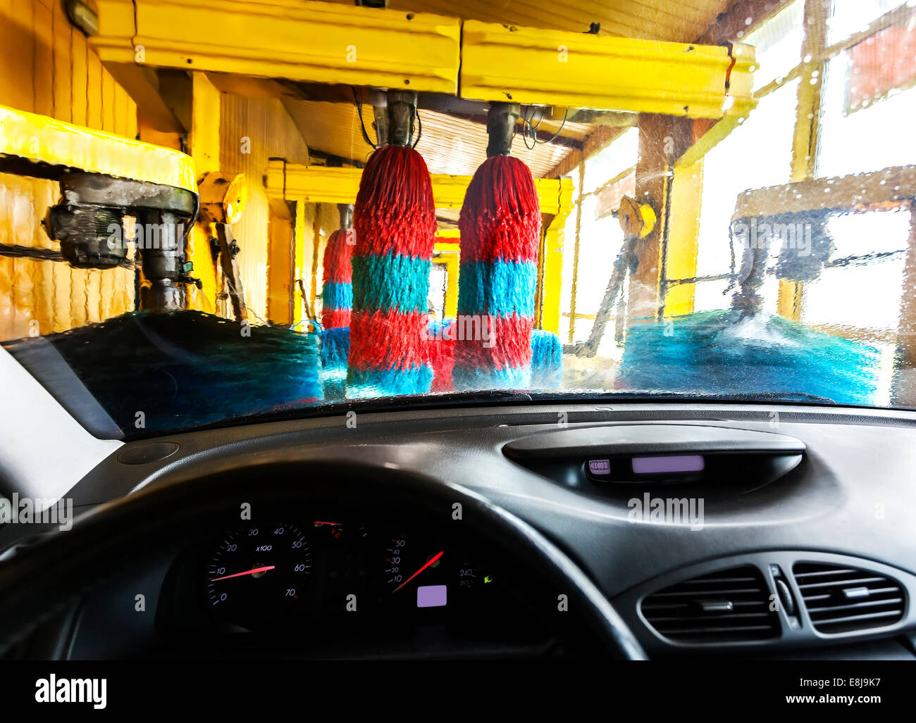 Lavage de voiture de l'intérieur d'une voiture pendant le lavage. Banque D'Images