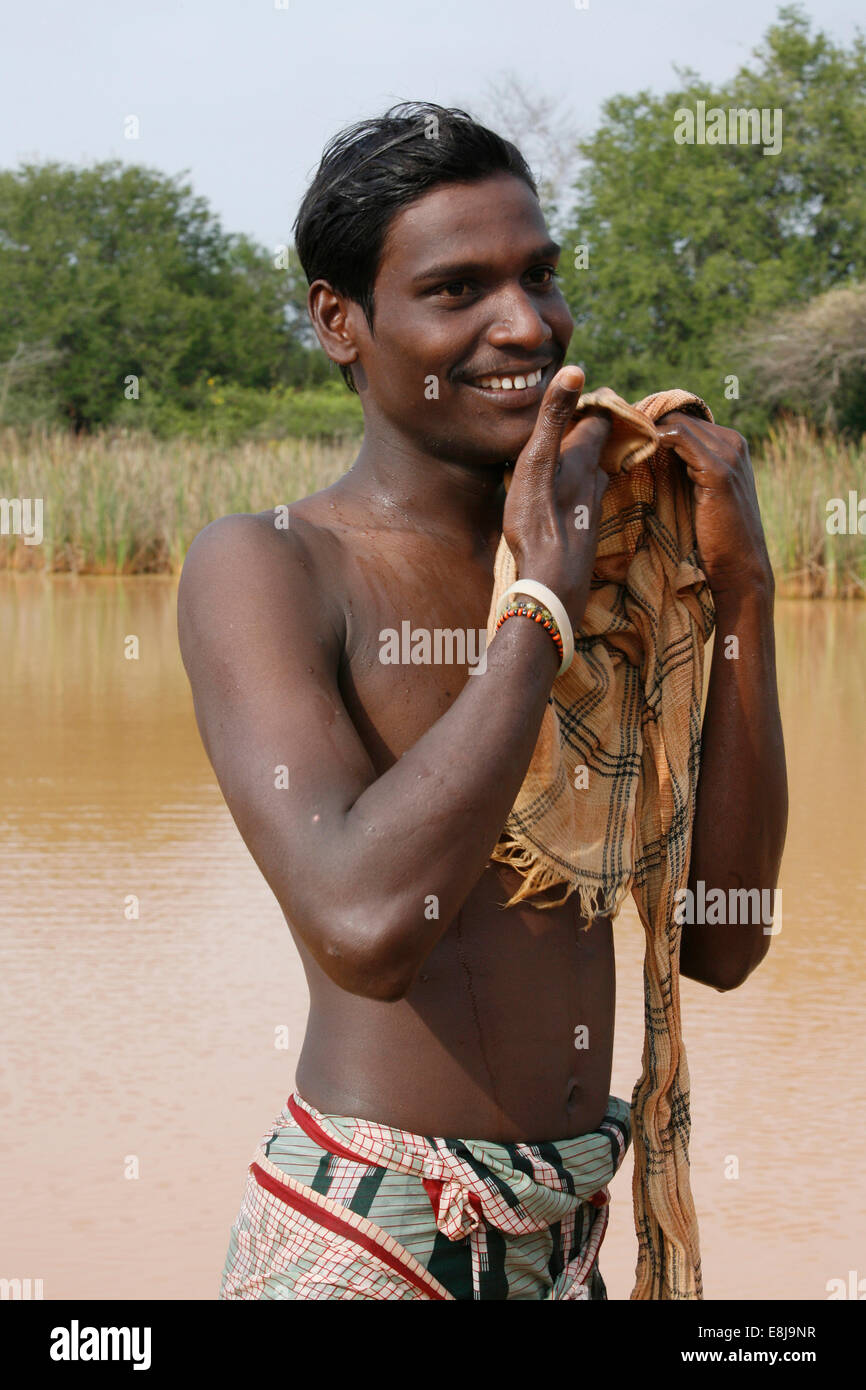 Jeune homme sortir d'une baignoire. Banque D'Images