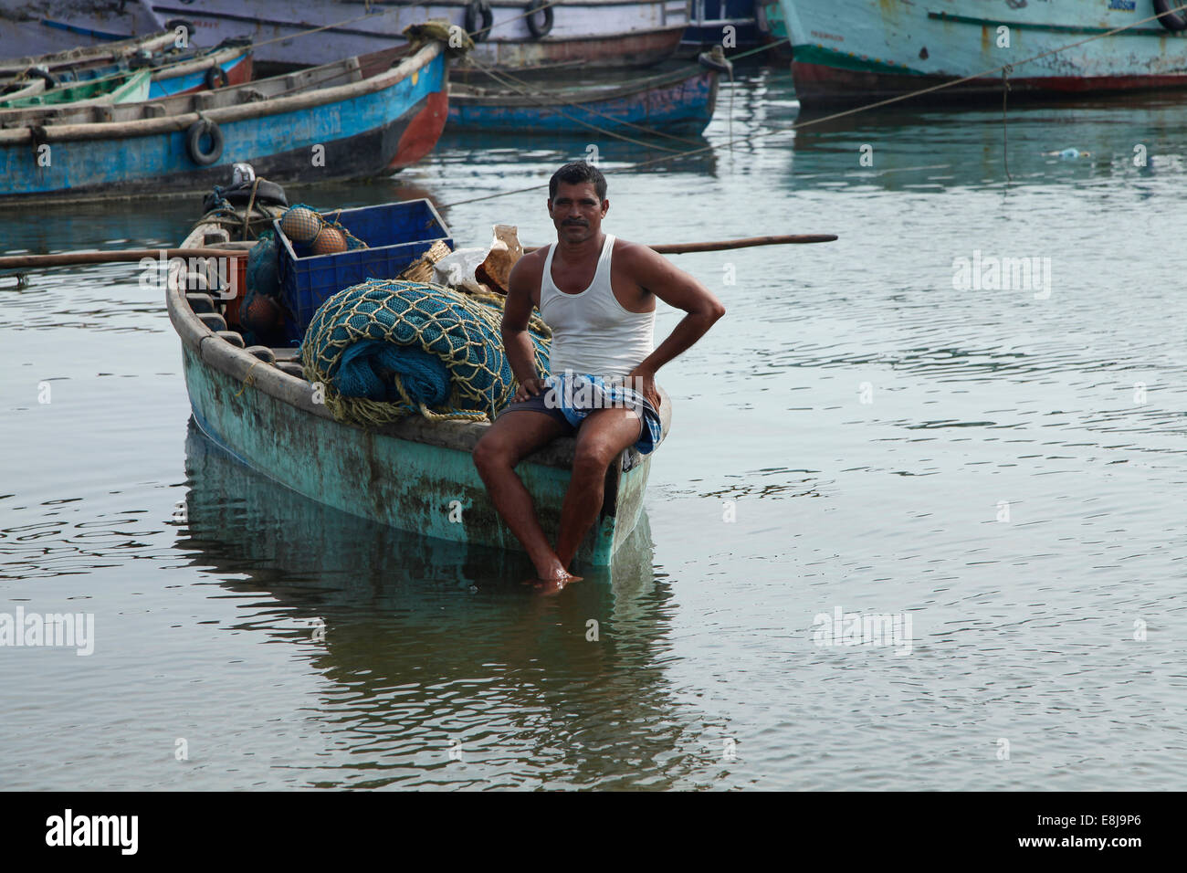Pêcheur dans le port de Rameshwaram. Banque D'Images