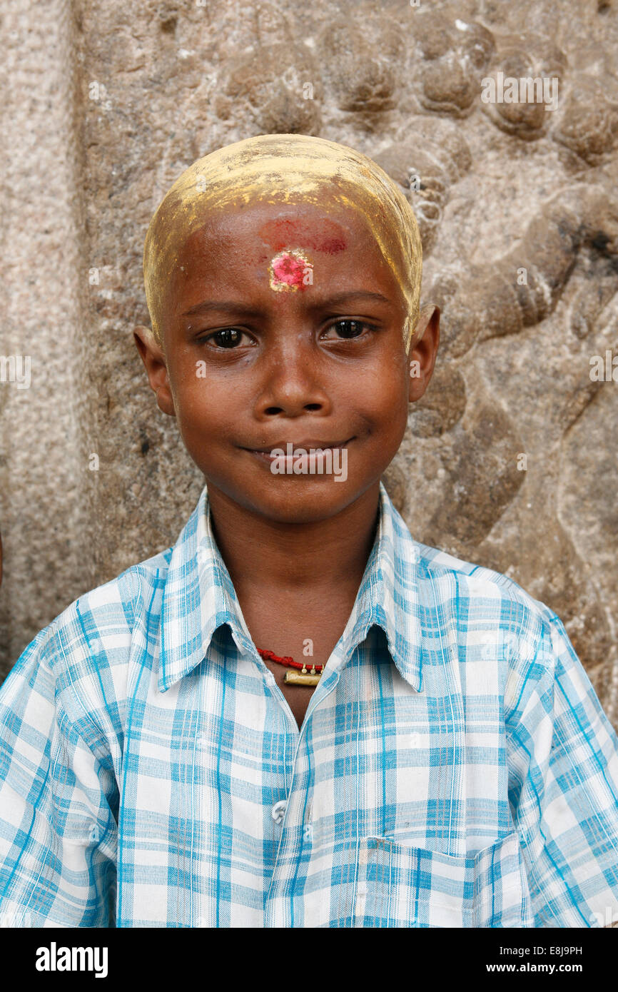 Portrait d'un jeune garçon rasée pour Vishnu. Banque D'Images