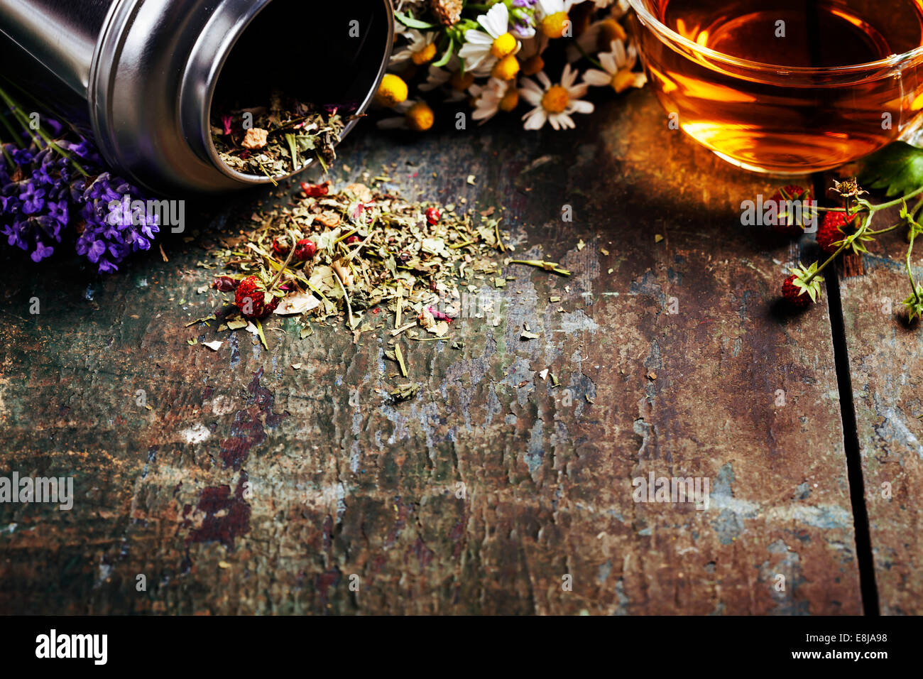Thé aux herbes et fleurs sauvages sur fond de bois Banque D'Images