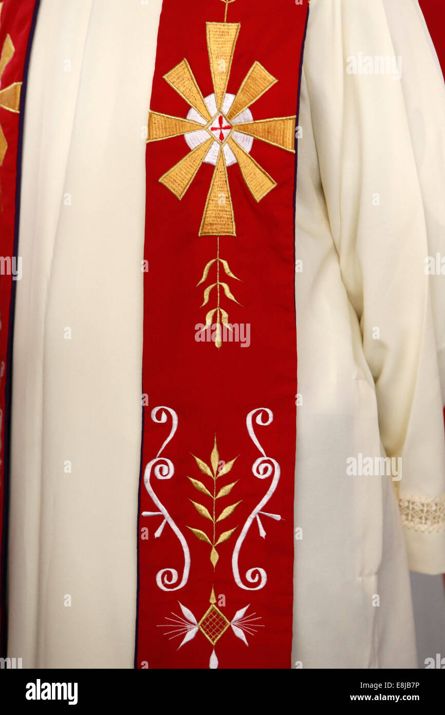 Vêtement liturgique du prêtre catholique Photo Stock - Alamy
