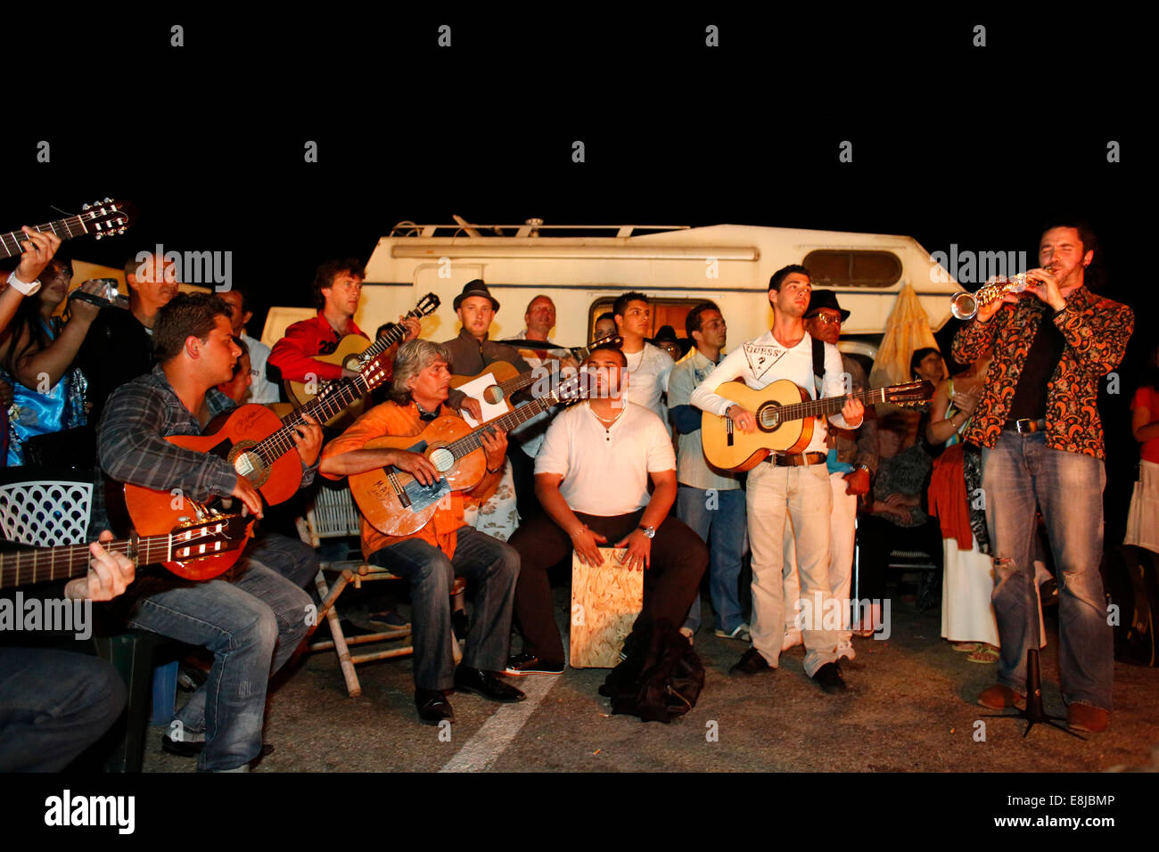Pèlerinage gitan aux Saintes Mariesdelamer église. Musiciens dans un