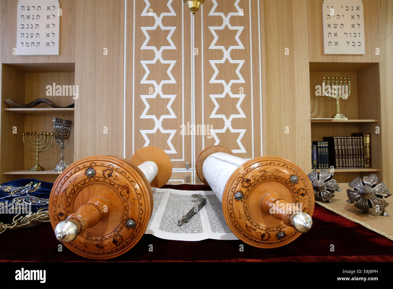 Le Rouleau Rouleau de la torah religieux Banque de photographies et d’images à ...