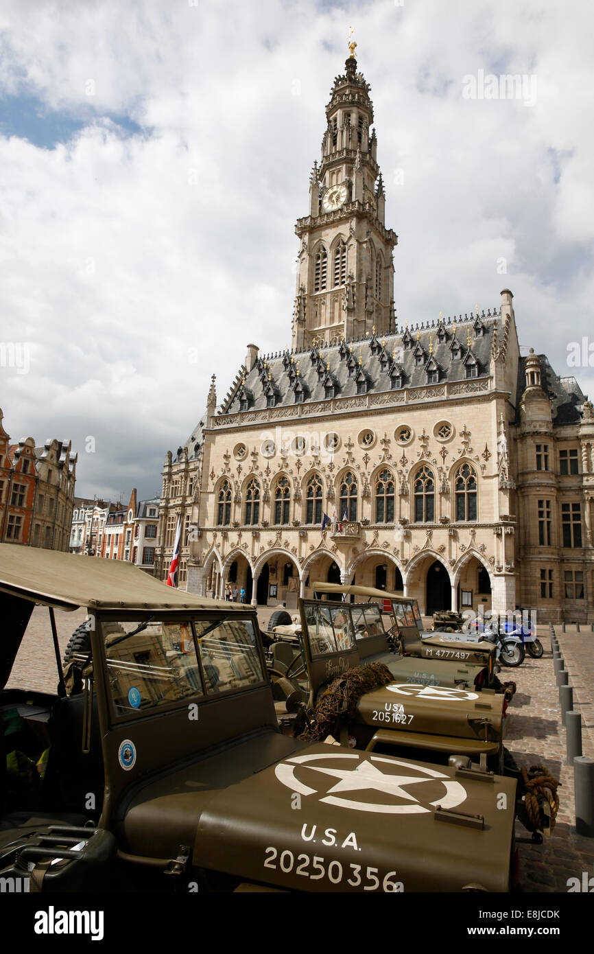 Ancien jeep de l'armée en face de l'hôtel de ville d'Arras. Banque D'Images