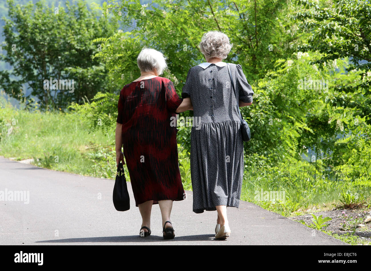 Les vieilles femmes sur une route. Banque D'Images