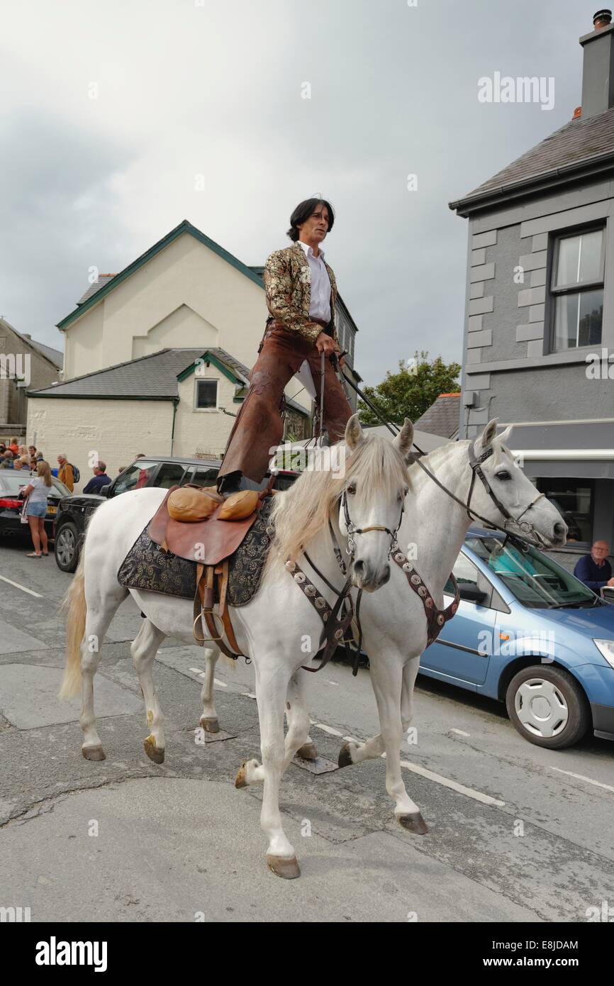 Un centre équestre équitation dressage chevaux lusitaniens deux mène la procession d'ouverture du Festival de Jazz 2014 Abersoch, au nord du Pays de Galles Banque D'Images