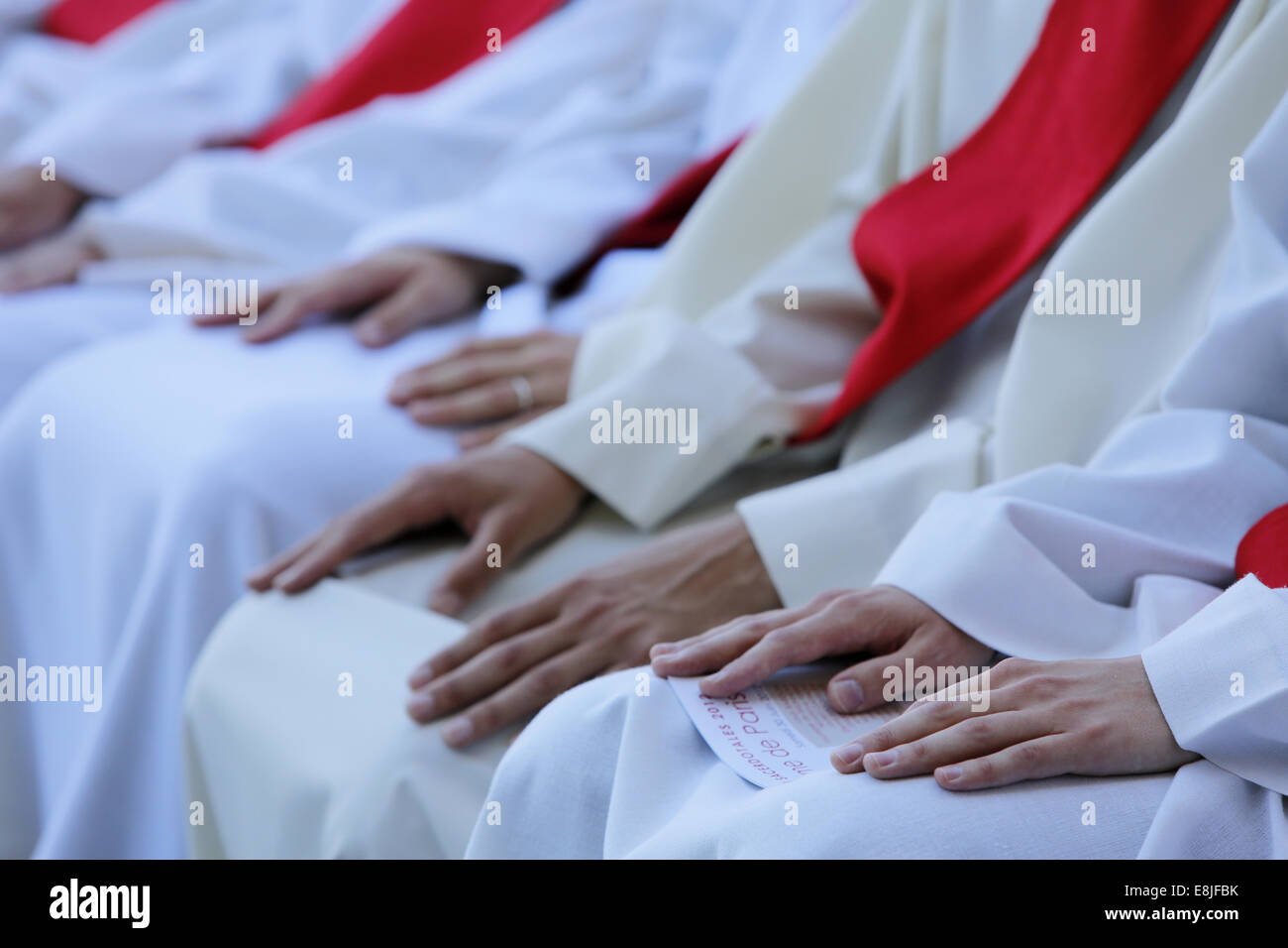 Prêtre ordinations à la cathédrale Notre-Dame de Paris Banque D'Images