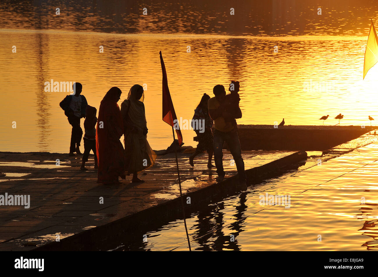 Coucher du soleil sur le lac sacré de Pushkar à Gaths. Banque D'Images