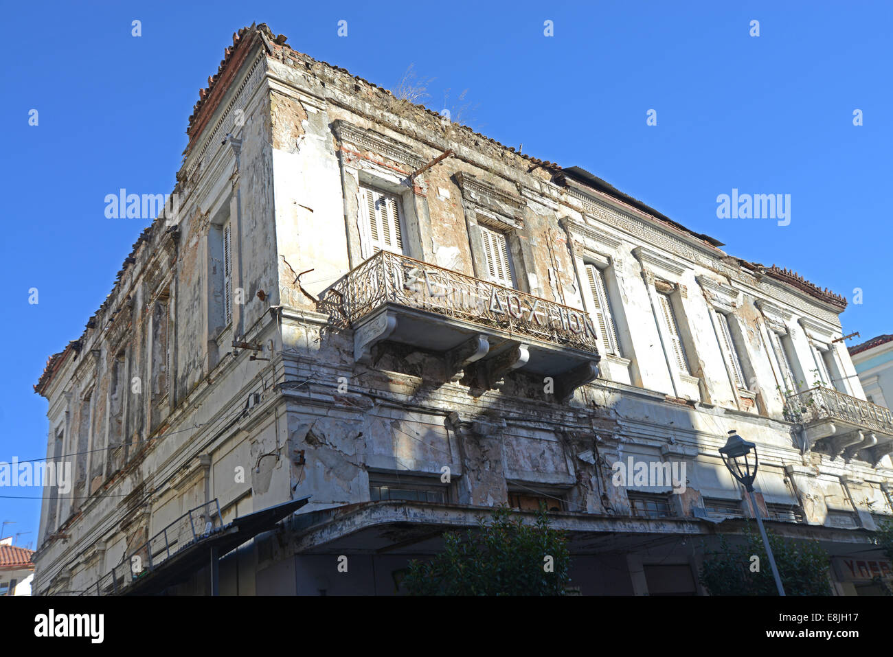 Un bâtiment en décomposition dans l'élégant quartier commerçant de Kamalata Grèce Banque D'Images