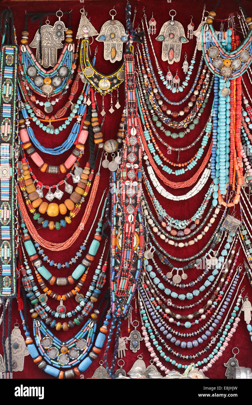 Bijoux sur un stand lors d'un souk à Marrakech Photo Stock - Alamy