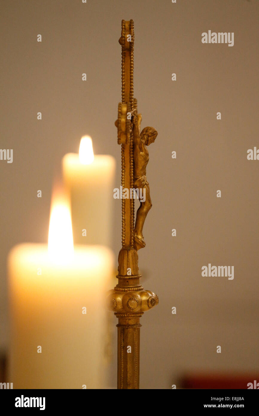 Autel bougie et crucifix. Banque D'Images