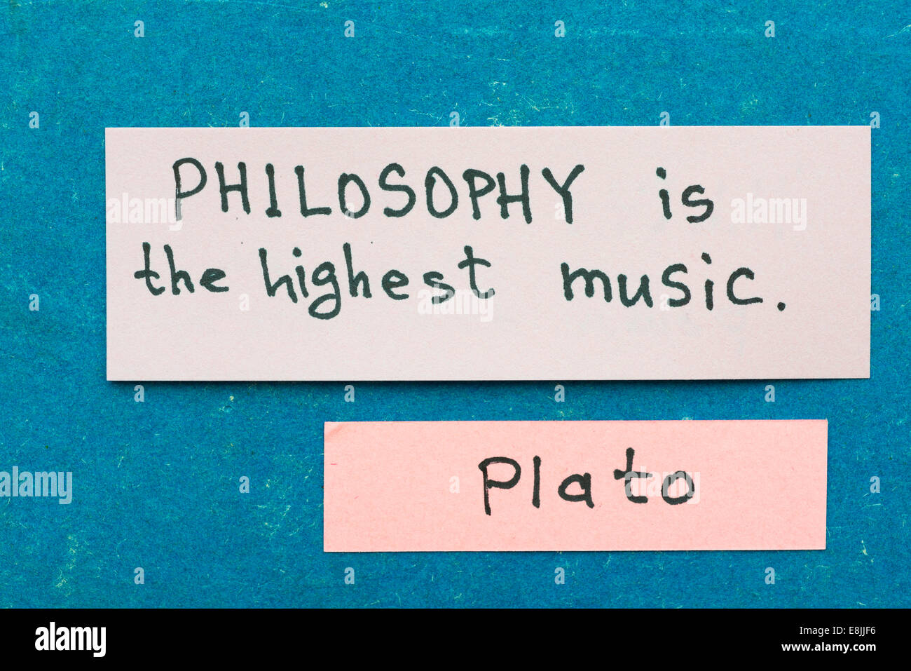 Célèbre philosophe grec Platon cite l'interprétation avec des notes autocollantes sur carton d'époque sur la philosophie Banque D'Images
