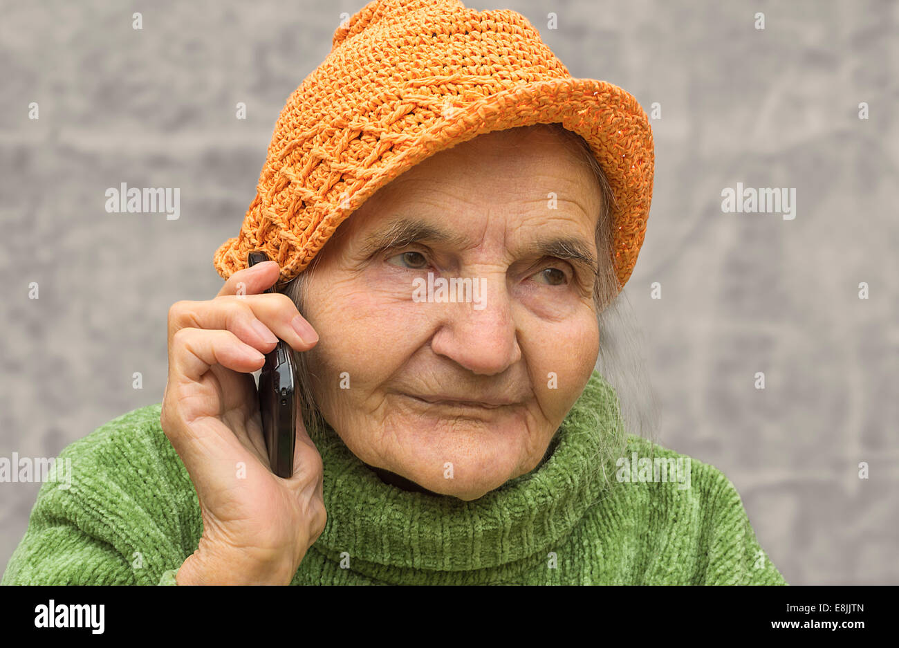 Portrait of a senior woman on the phone Banque D'Images