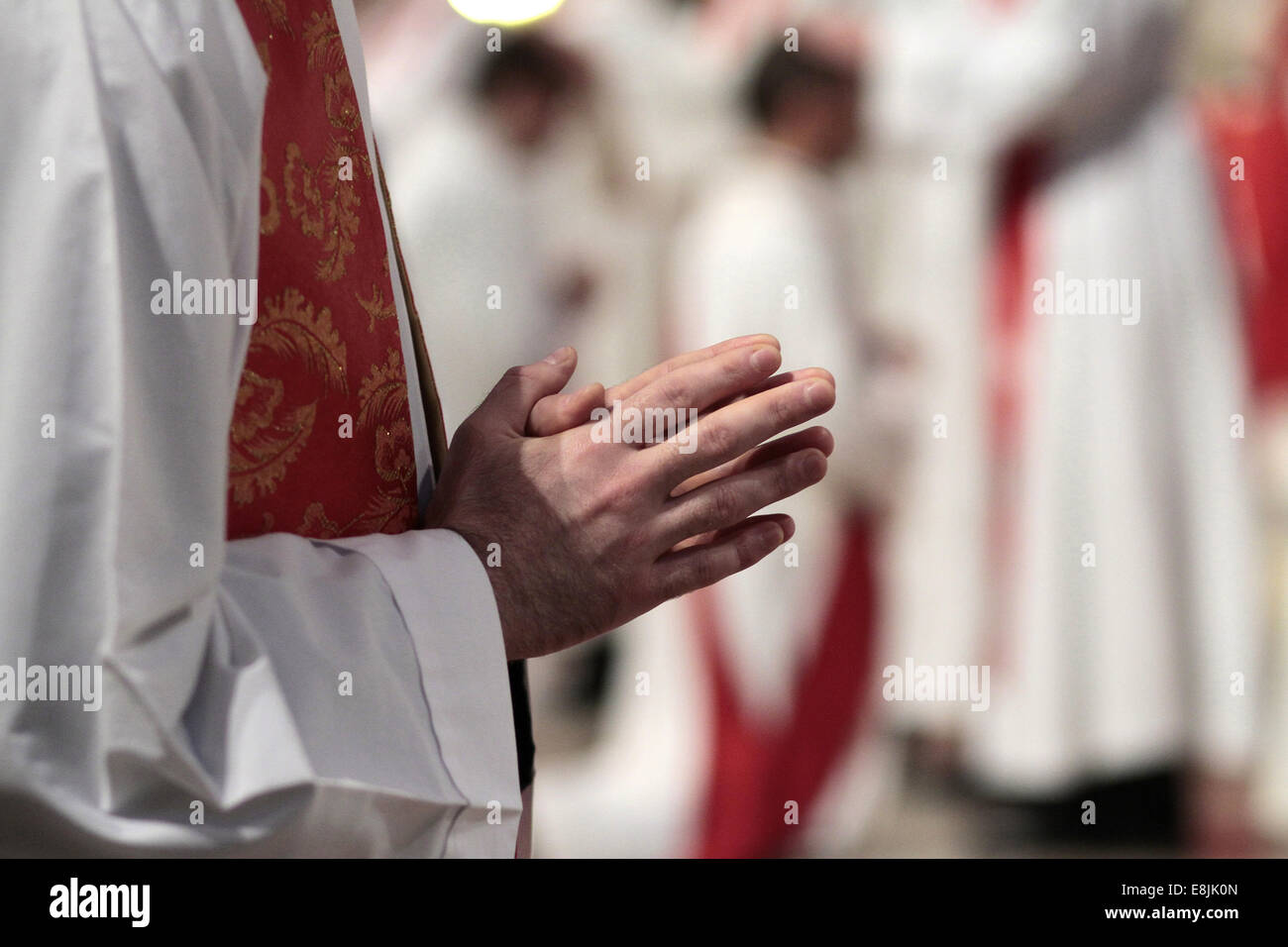 La prière. Ordinations. Notre-Dame de Paris. La cathédrale Notre-Dame de Paris. Banque D'Images