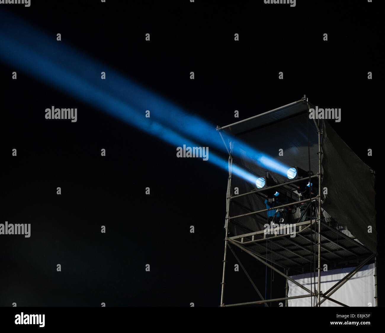 Feux de concert avec des projecteurs de la tour pointant dans le stade de développement. Banque D'Images