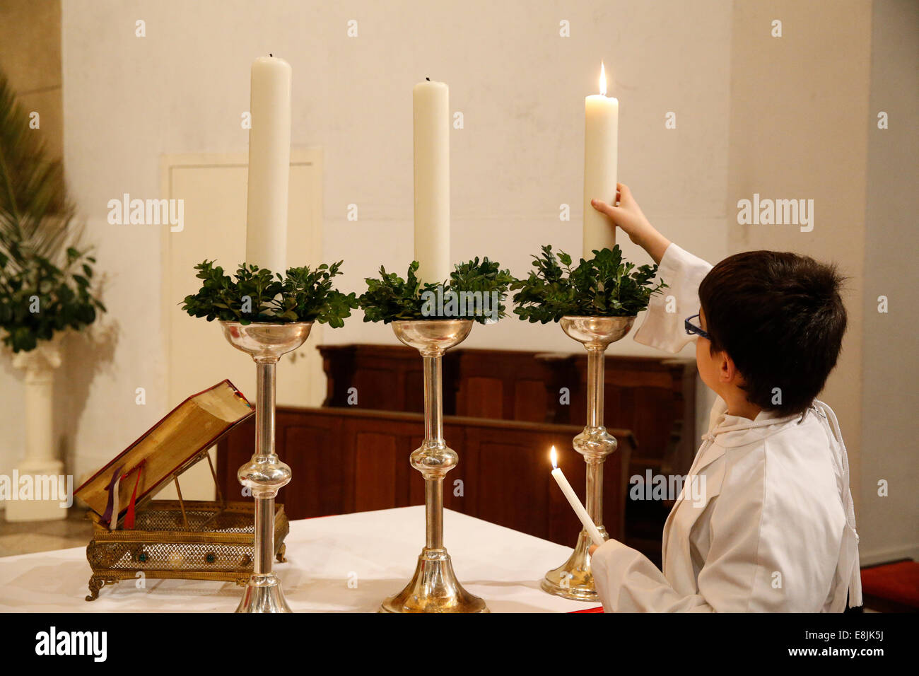 L'éclairage de choeur autel des bougies. Banque D'Images