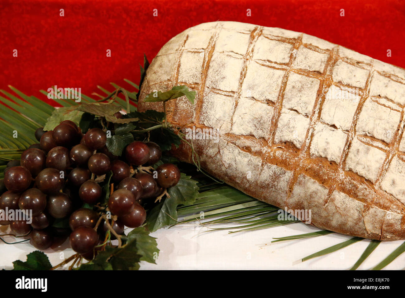 Jeudi Saint célébration. Du pain et des raisins noirs symbolisant la Dernière Cène de Jésus Christ. Banque D'Images