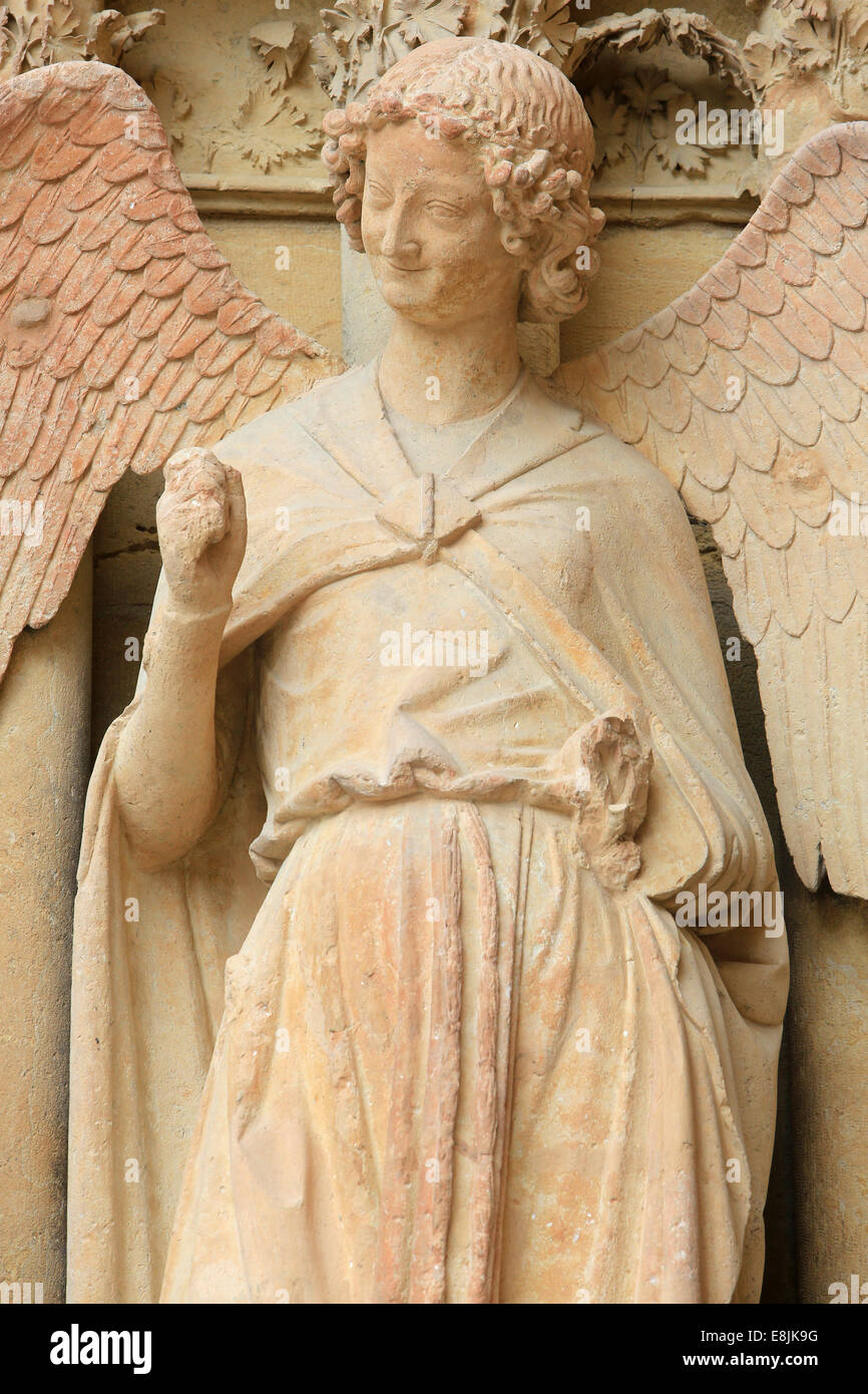 Avant de l'Ouest - Portail gauche : Ange Gardien Saint-Nicaise appelé 'Angel dans Smile' également appelé 'Smile de Reims Notre-Dame de Reims'. Banque D'Images