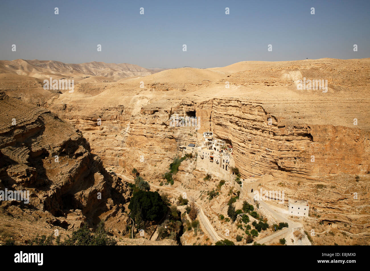 St George grec orthodoxe de Koziba monastère sur la pente de Wadi Qelt. Désert de Judée. Banque D'Images