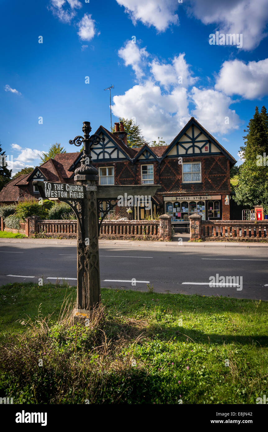 Vieux panneau en bois dans le village de Albury, Surrey, UK Banque D'Images