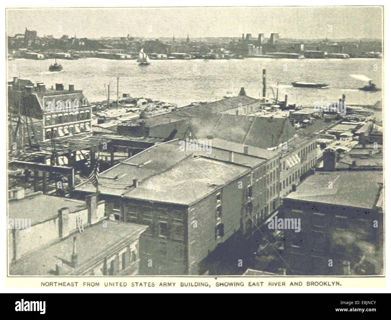 Cette illustration de 1893 de King’s *New York City* montre une vue nord-est depuis le United States Army Building, avec une vue dégagée sur l’East River et le front de mer de Brooklyn. Le croquis capture le développement urbain et les ponts de l'époque, illustrant l'infrastructure croissante de New York à la fin du XIXe siècle. Banque D'Images