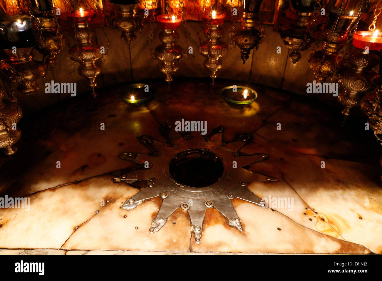 Une étoile d'argent illuminée par des lampes 14 marque la naissance de Jésus dans la grotte de la Nativité. Basilique de la Nativité. Banque D'Images