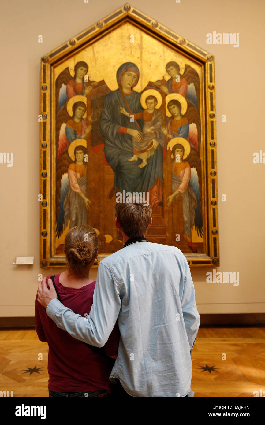Couple looking at a la peinture religieuse dans le musée du Louvre, Paris Banque D'Images
