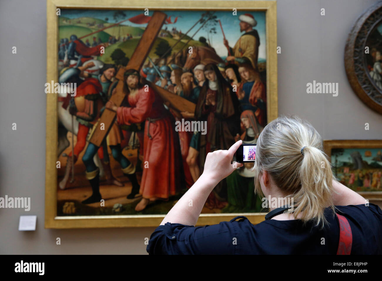 Prendre une photo d'une peinture religieuse dans le musée du Louvre, Paris Banque D'Images