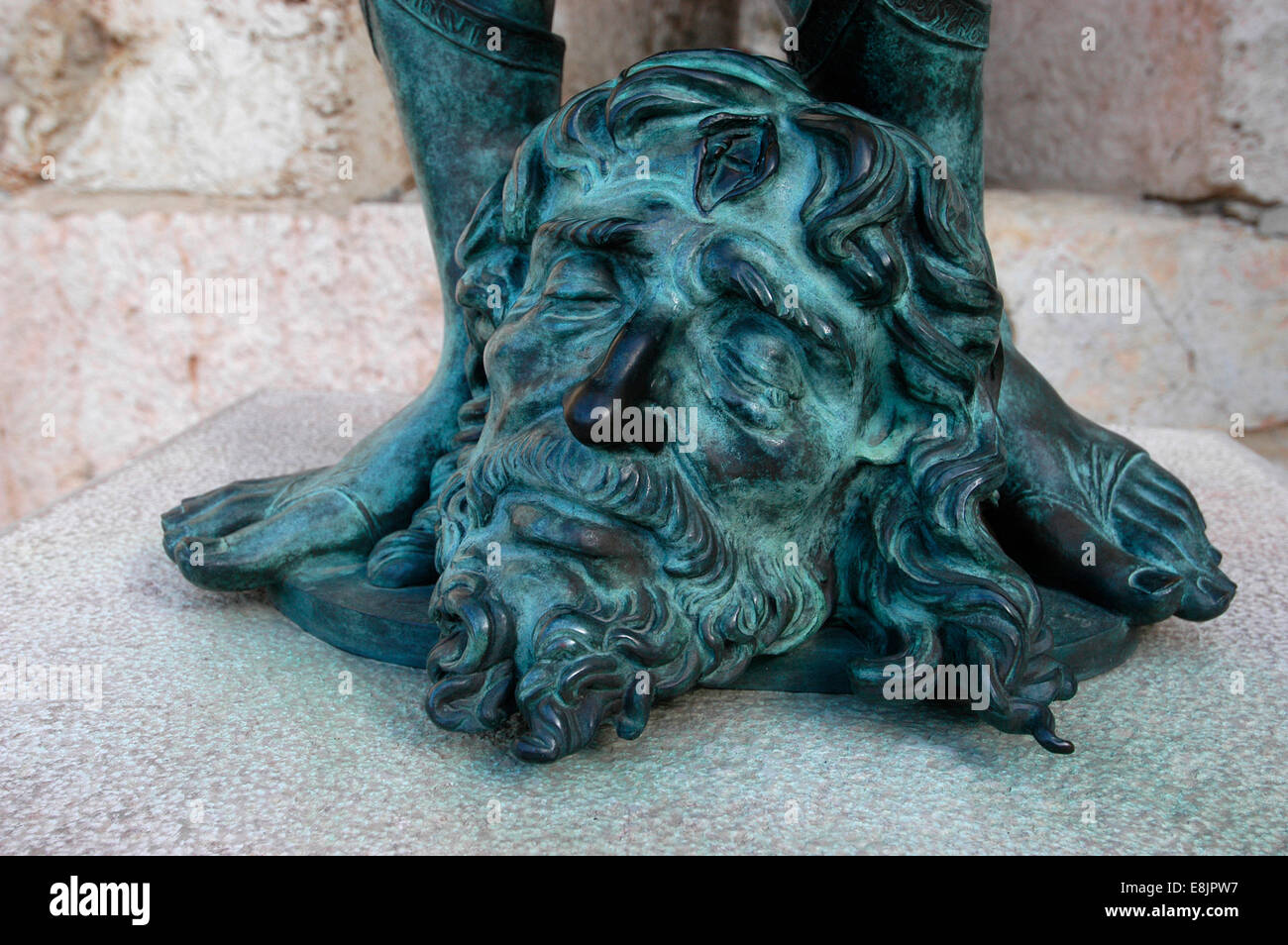 Statue : la tête de Goliath à David's pieds à la Tour de David à Jérusalem musée Banque D'Images