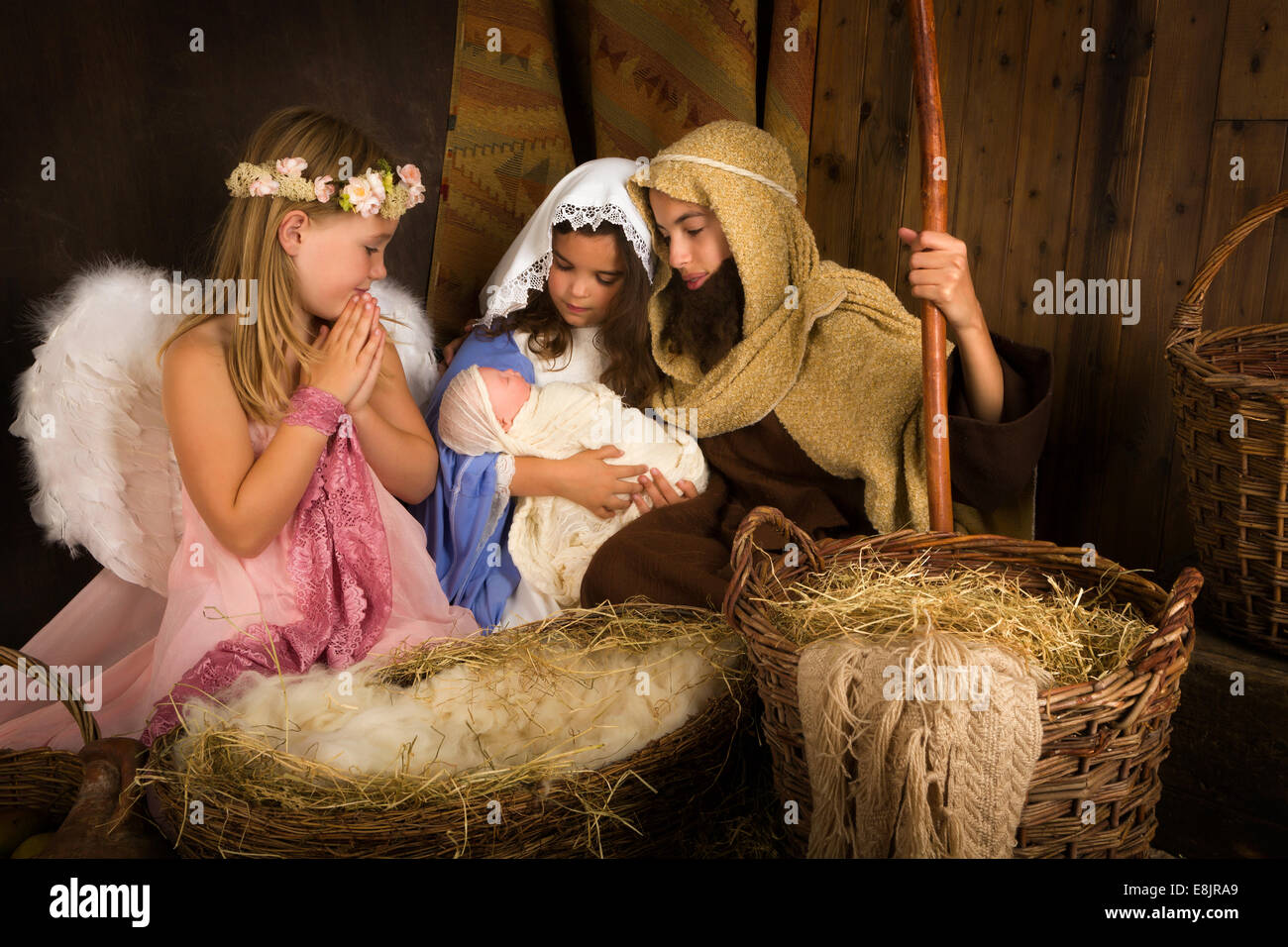 Crèche avec Ange en liège main image 1
