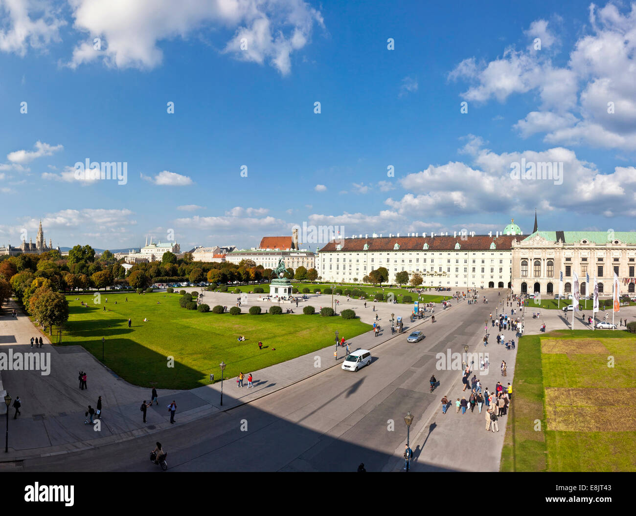 Vue panoramique sur le parc Volksgarten public (Anglais : People's Garden) et la Heldenplatz à Vienne Banque D'Images