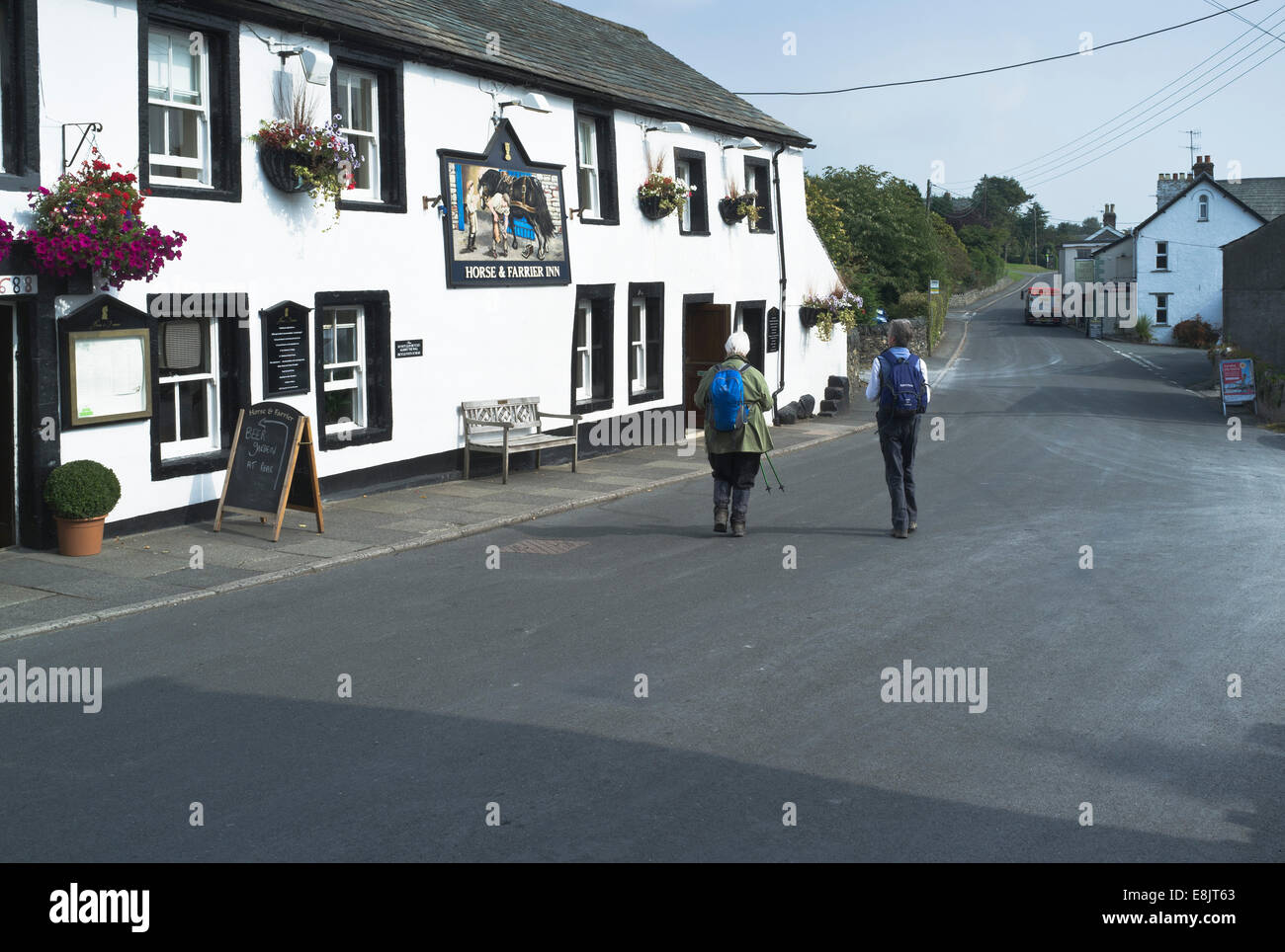 dh Horse Farrier Inn THRELKELD LAKE DISTRICT femmes randonneurs Cumbrian village pub uk Country pubs marcheurs marchant dans le nord de l'angleterre avec un ami Banque D'Images