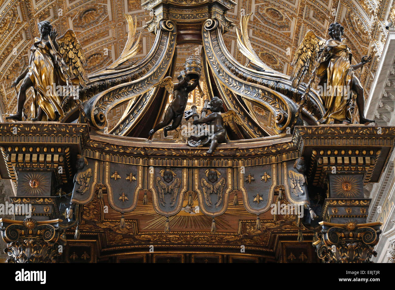 L'autel de la Chaire de Saint Pierre. Baldacchino. Intérieur de la Basilique Saint Pierre. Banque D'Images