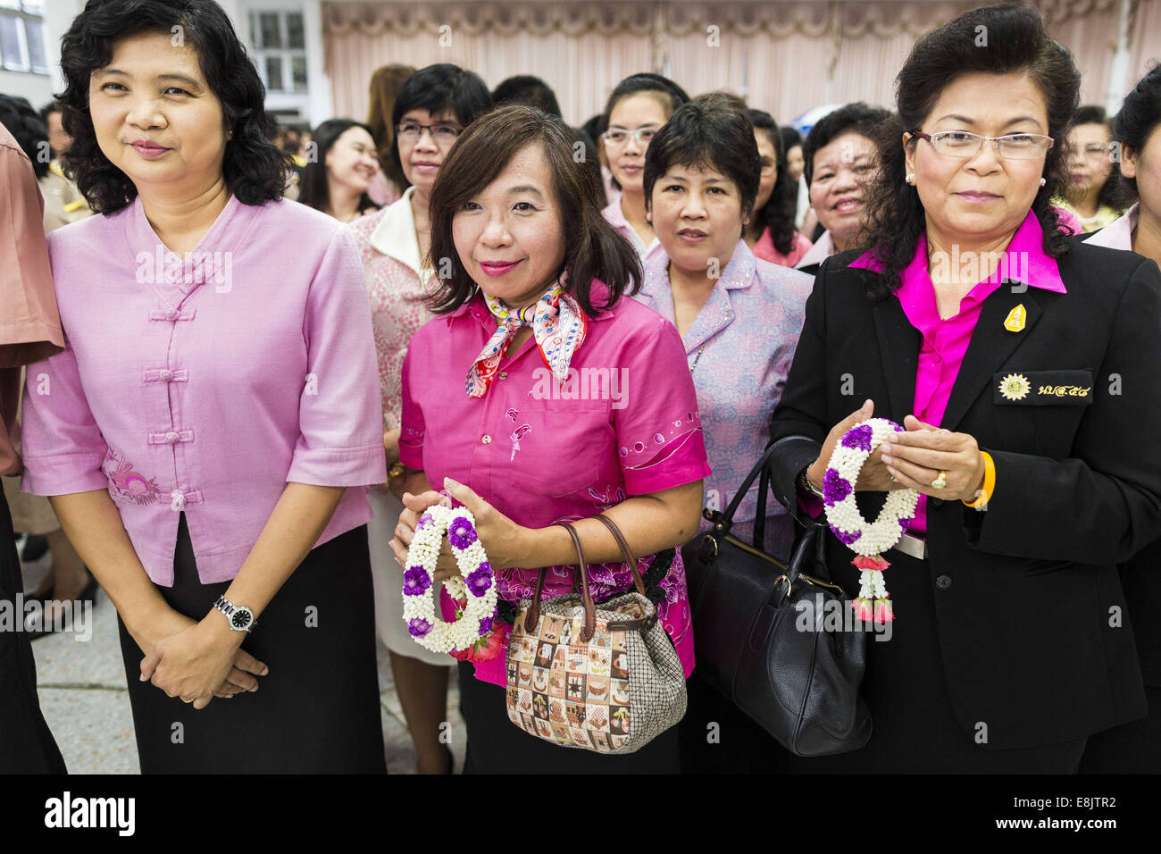 Bangkok, Thaïlande. 9 octobre, 2014. La ligne des femmes jusqu'à prier pour le Roi Bhumibol Adulyadej de Thaïlande, dans le hall de l'hôpital Siriraj. Le Roi a été hospitalisé à l'hôpital Siriraj depuis le 4 octobre et a subi la chirurgie de déplacement de la vésicule biliaire d'urgence le 5 octobre. Le Roi est également connu sous le nom de Rama IX, parce qu'il est le neuvième monarque de la dynastie Chakri. Credit : ZUMA Press, Inc./Alamy Live News Banque D'Images