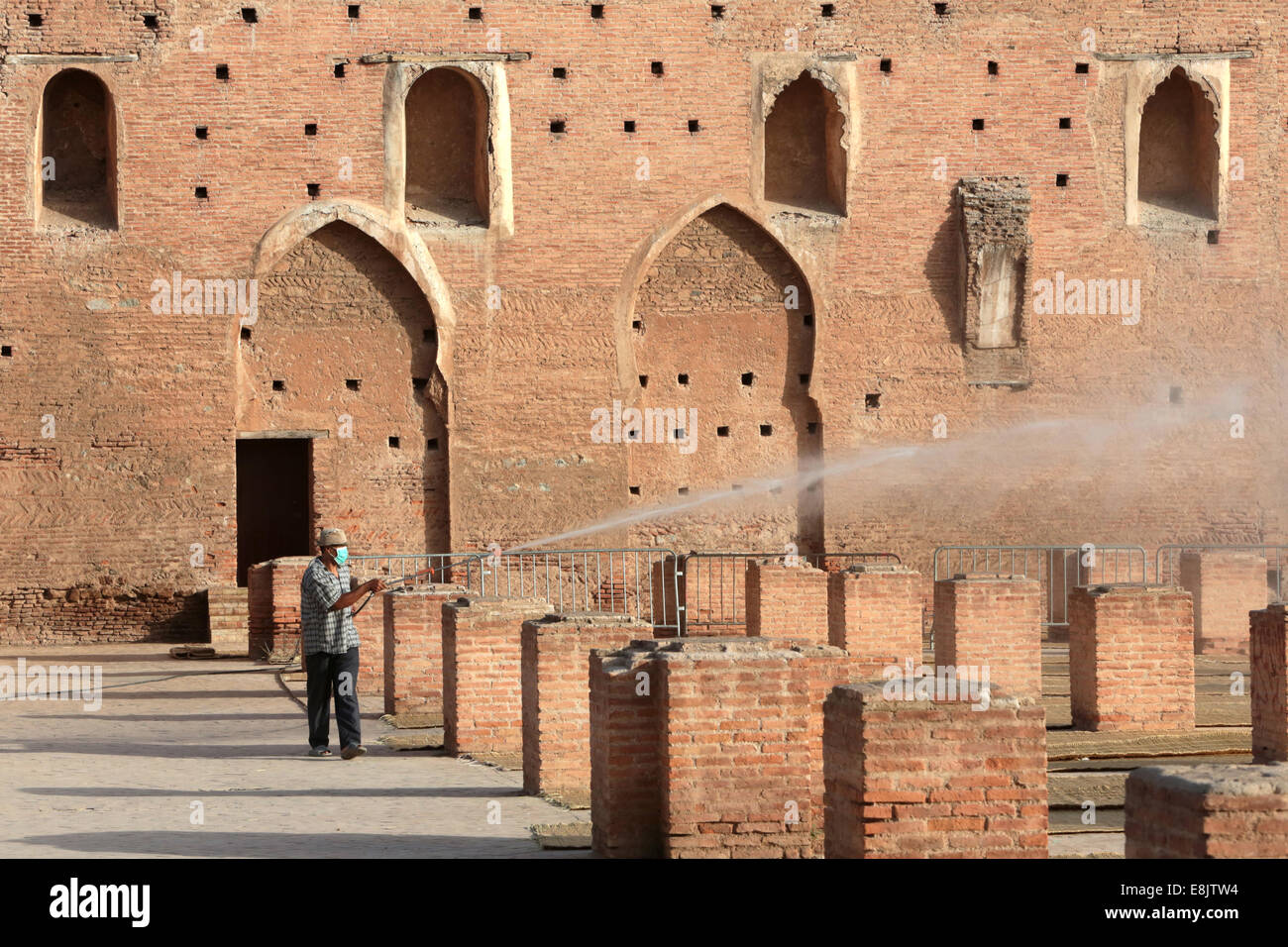 Man watering place de la prière. Mosquée de la Koutoubia. Banque D'Images