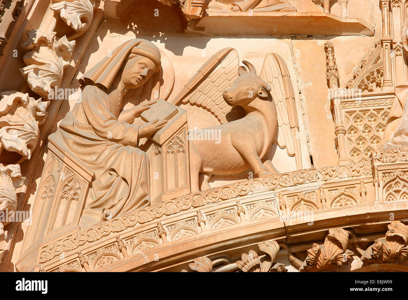 Monastère de Batalha : évangéliste Luc et le taureau, symbole de son Banque D'Images