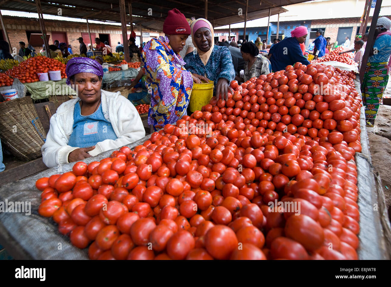 RWANDA, KIGALI : un grand marché de la capitale offre tout : nourriture, vêtements, équipement de cuisine, la médecine de fines herbes. Banque D'Images