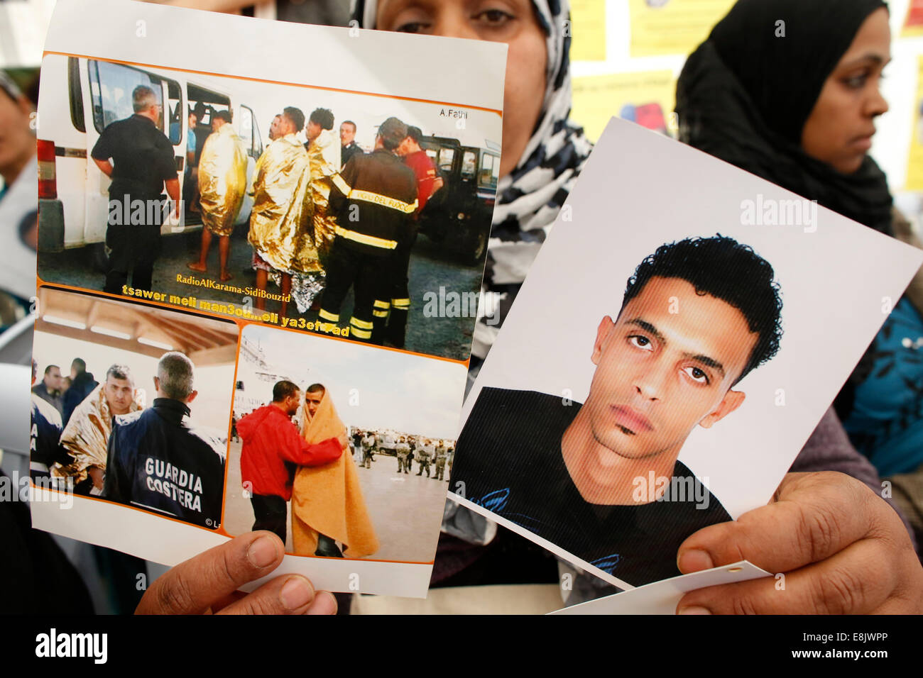 Femme tunisienne dont le fils a disparu au cours de sa migration vers l'Europe manifestent à Tunis Banque D'Images