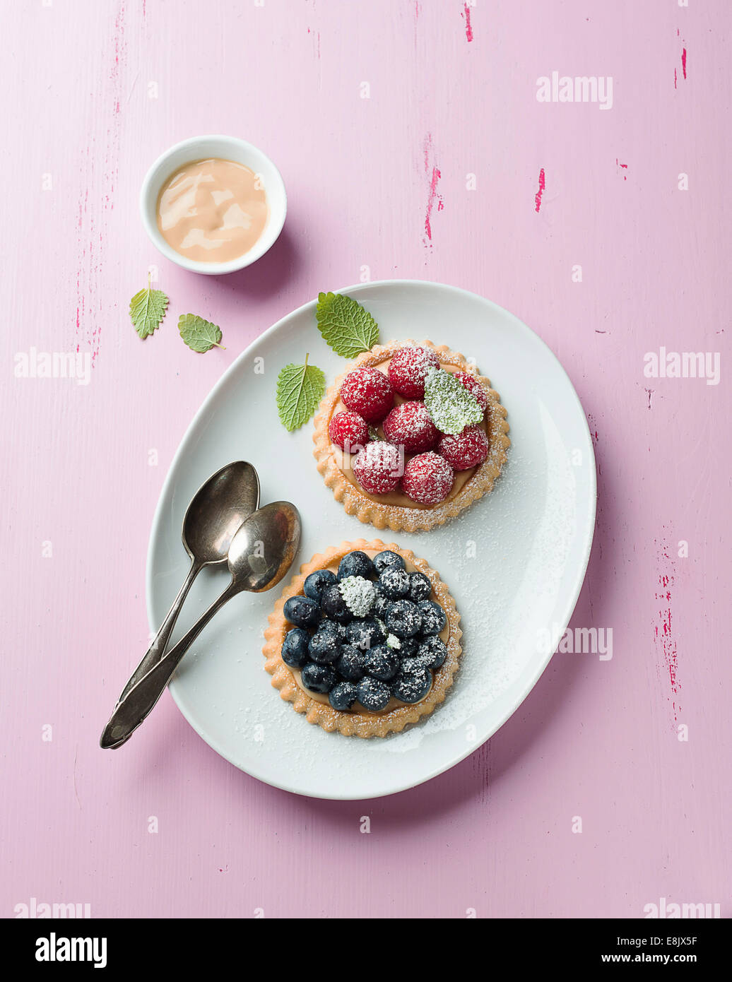 Tartelettes aux framboises et bleuets Banque D'Images