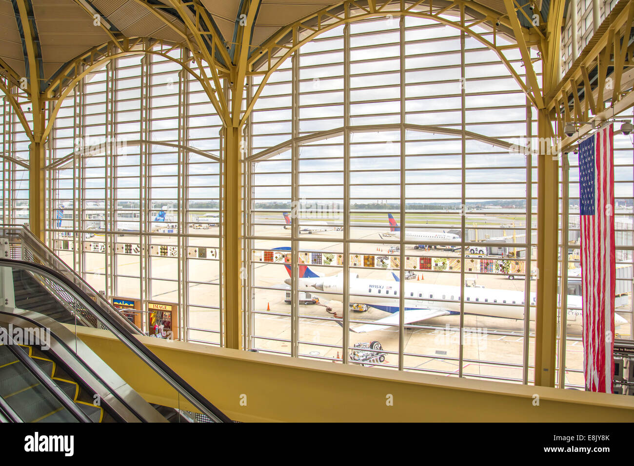 Le DCA, l'Aéroport National Reagan, Washington, DC - voir l'aéroport hors fenêtre pour les avions et les opérations de la rampe Banque D'Images