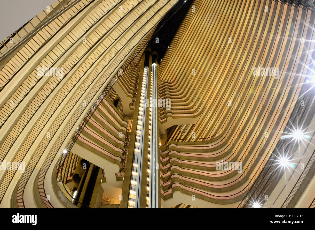 L'intérieur 50 story atrium ouvert de ce bâtiment crée une intéressante, la conception architecturale et la composition. Banque D'Images