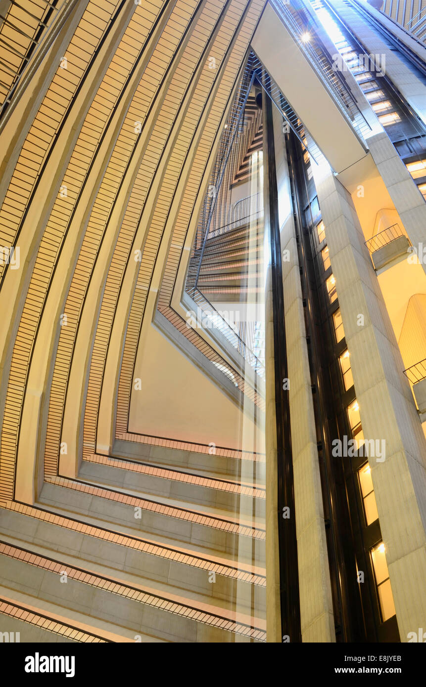 L'intérieur 50 story atrium ouvert de ce bâtiment crée une intéressante, la conception architecturale et la composition. Banque D'Images