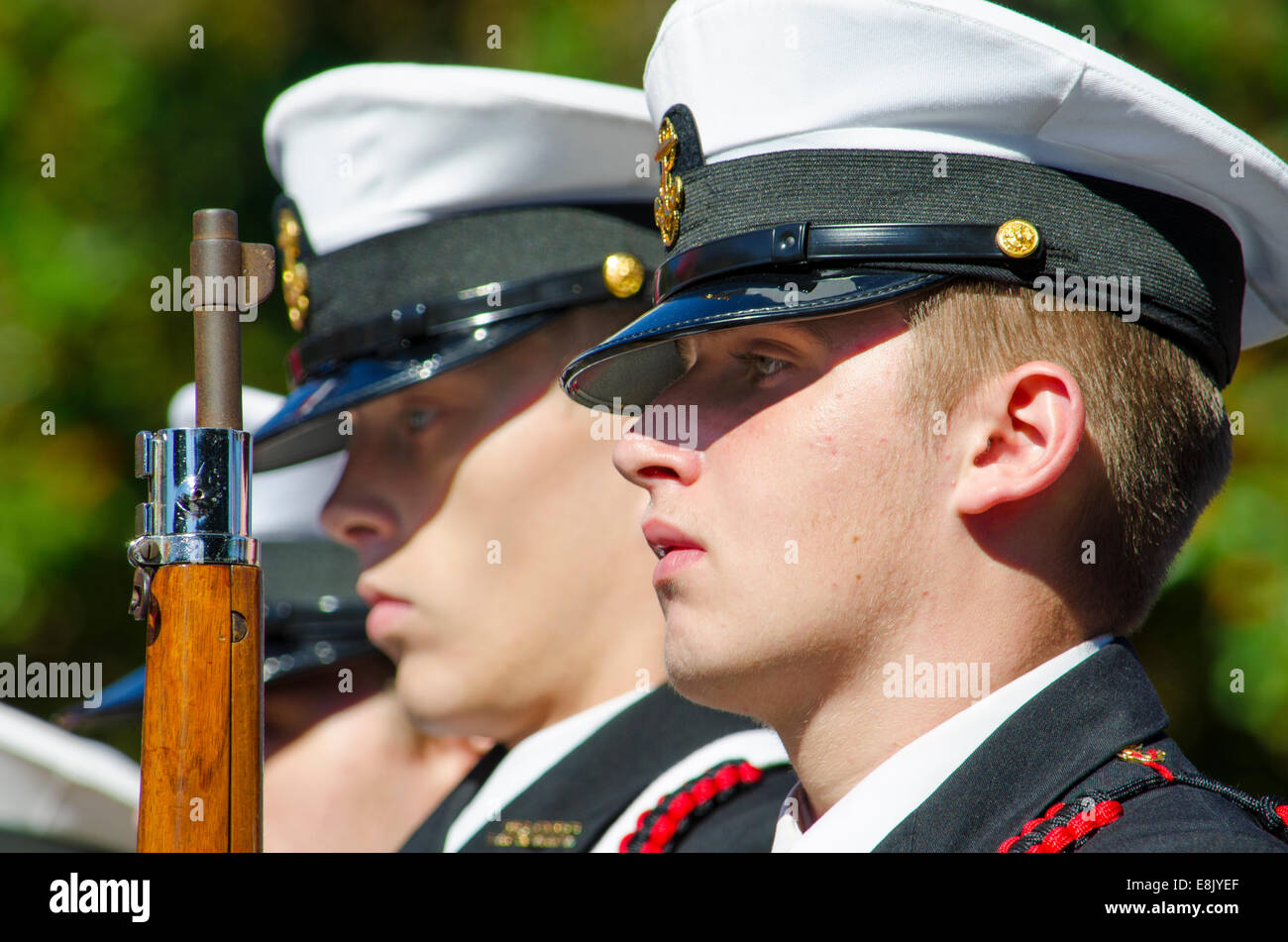 Une couleur de l'US Navy de garde présente les Cadets ROTC, américain de la Marine et du Corps des drapeaux pour honorer les anciens combattants de la Seconde Guerre mondiale. Banque D'Images