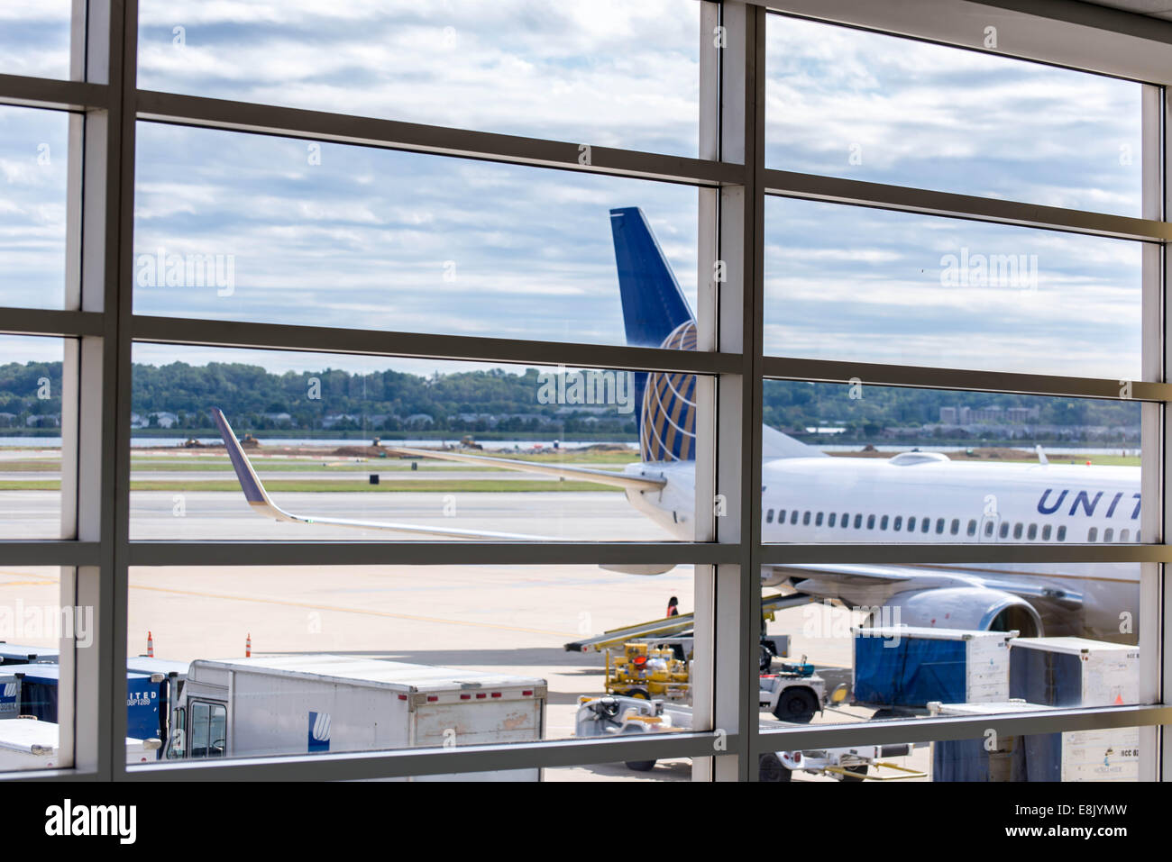 Le DCA, l'Aéroport National Reagan, Washington, DC - voir l'aéroport hors fenêtre pour les avions et les opérations de la rampe Banque D'Images
