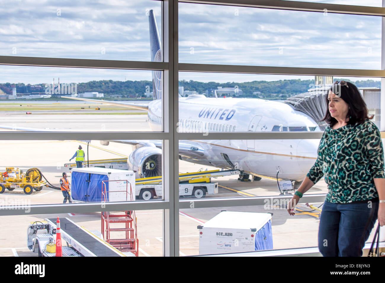Le DCA, l'Aéroport National Reagan, Washington, DC - balades passager à l'avant d'un aéroport avec une fenêtre Vue du plan à l'extérieur Banque D'Images