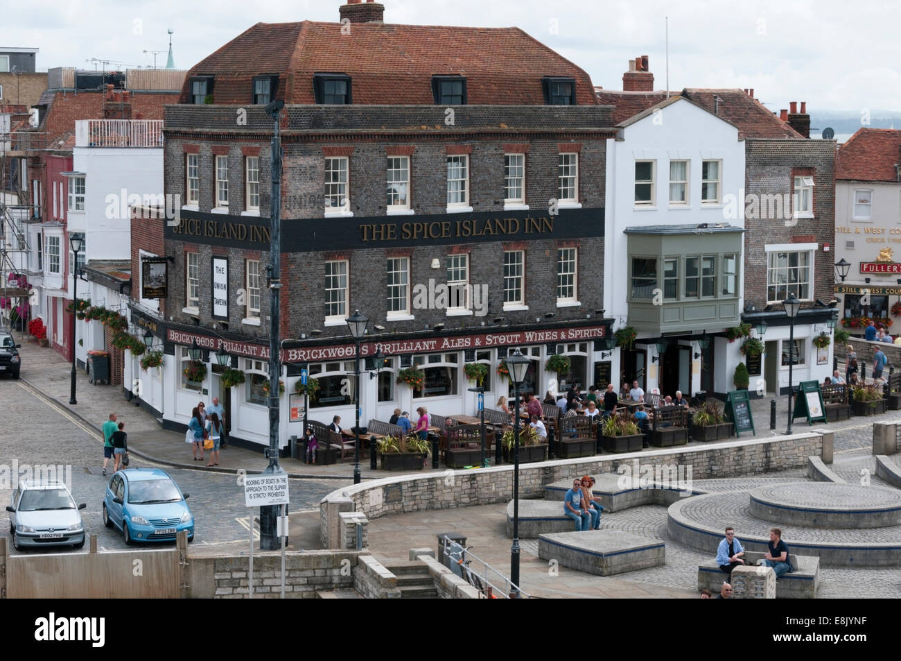 L'île aux épices Inn public house donnant sur le port de Portsmouth. Banque D'Images